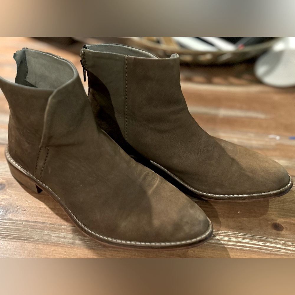 Free people brand booties brown| US6.5 /EU37
